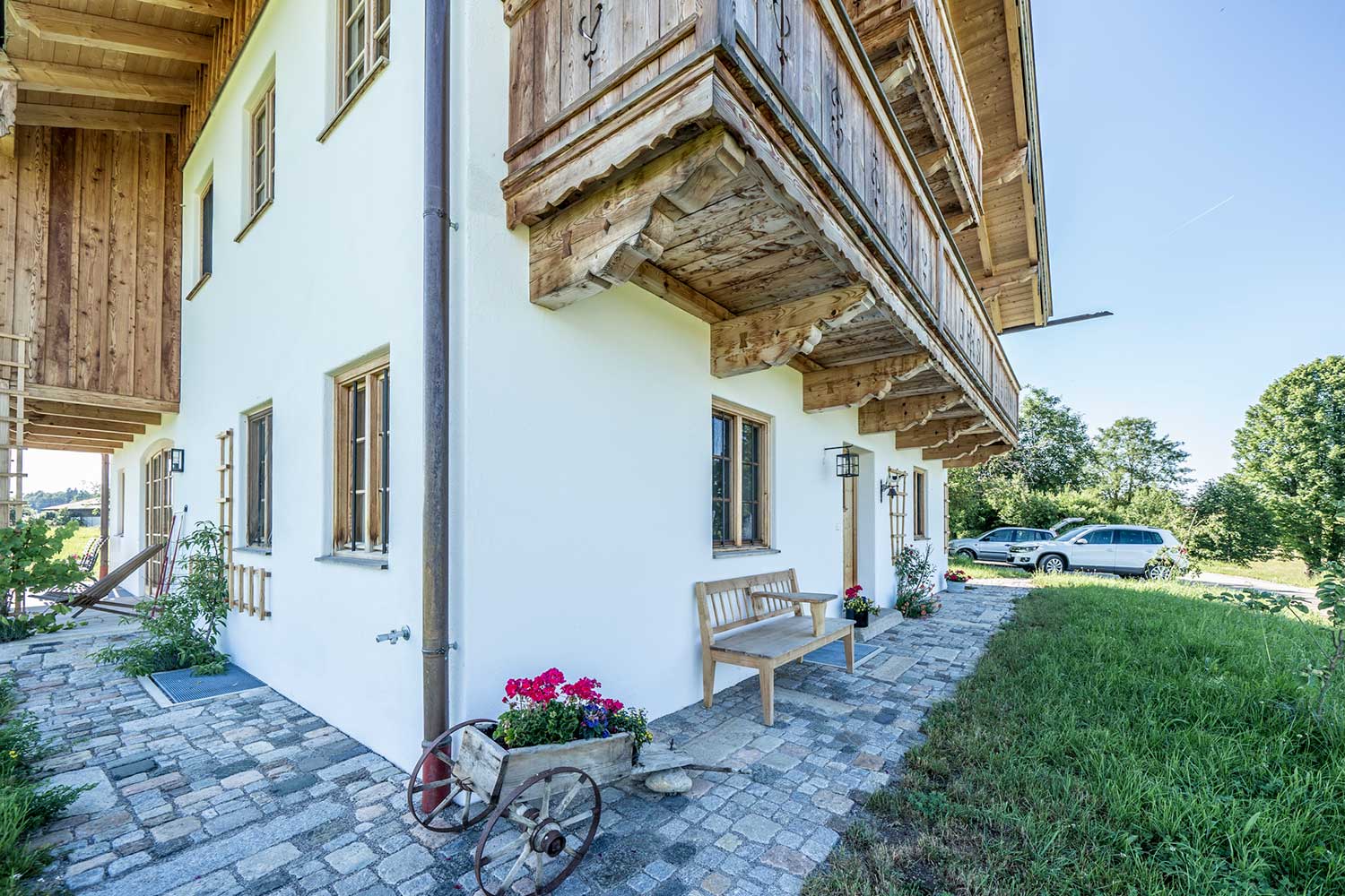 Eingangsbereich und terrasse mit Holzfenstern und Türen Balkon mit Fräsungen