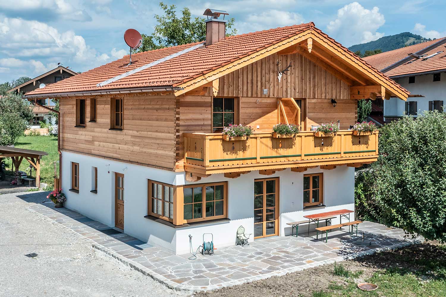 einfamilienhaus-mit-holzbalkon