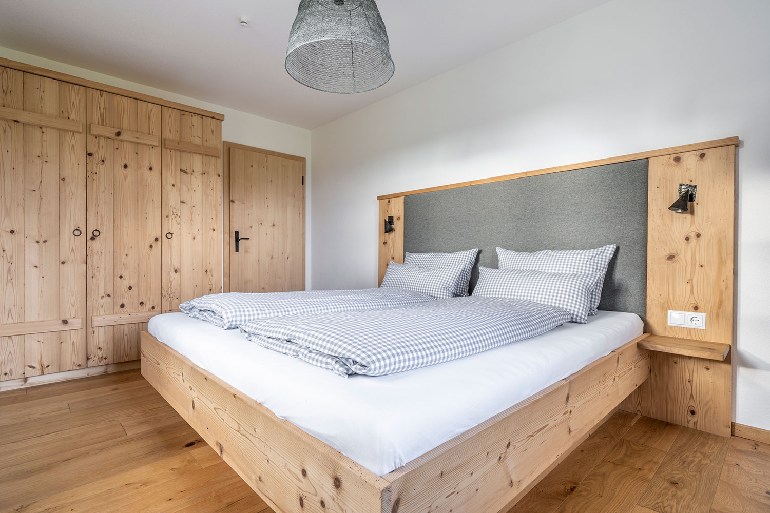 Schlafzimmer mit doppelbett und rustikalem Schrank aus holz