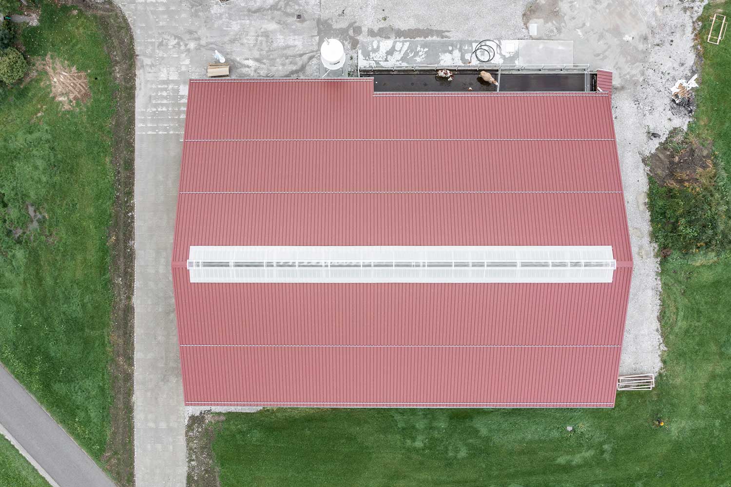 rotes dach von einem Laufstall von oben fotografiert