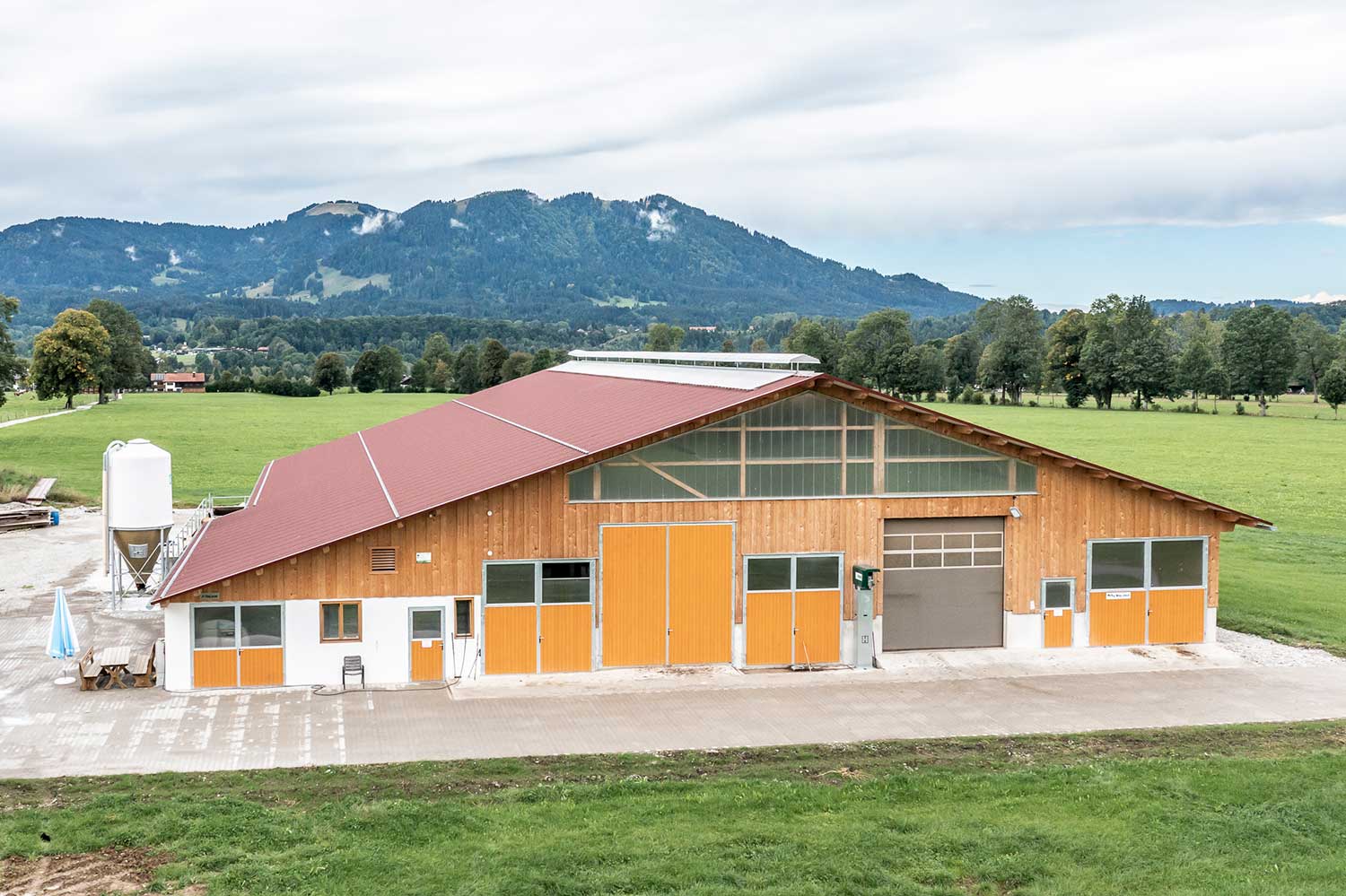 laufstall mit orangen Toren und türen rueckseite