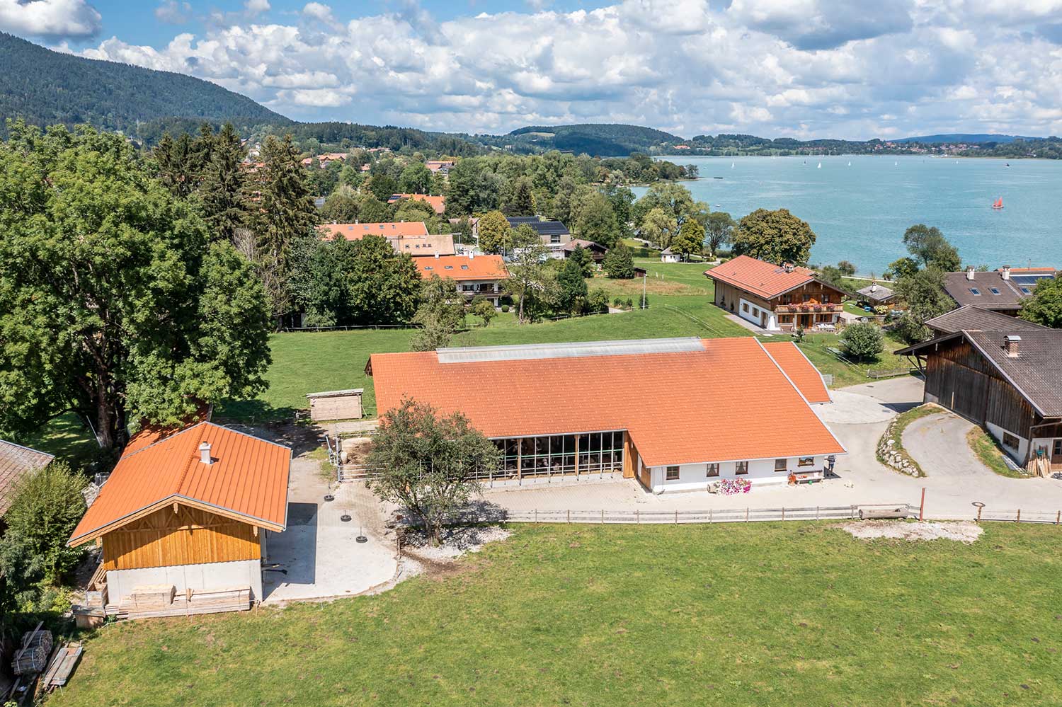 Laufstall von oben am Tegernsee mit Garage und früherem Bauernhof