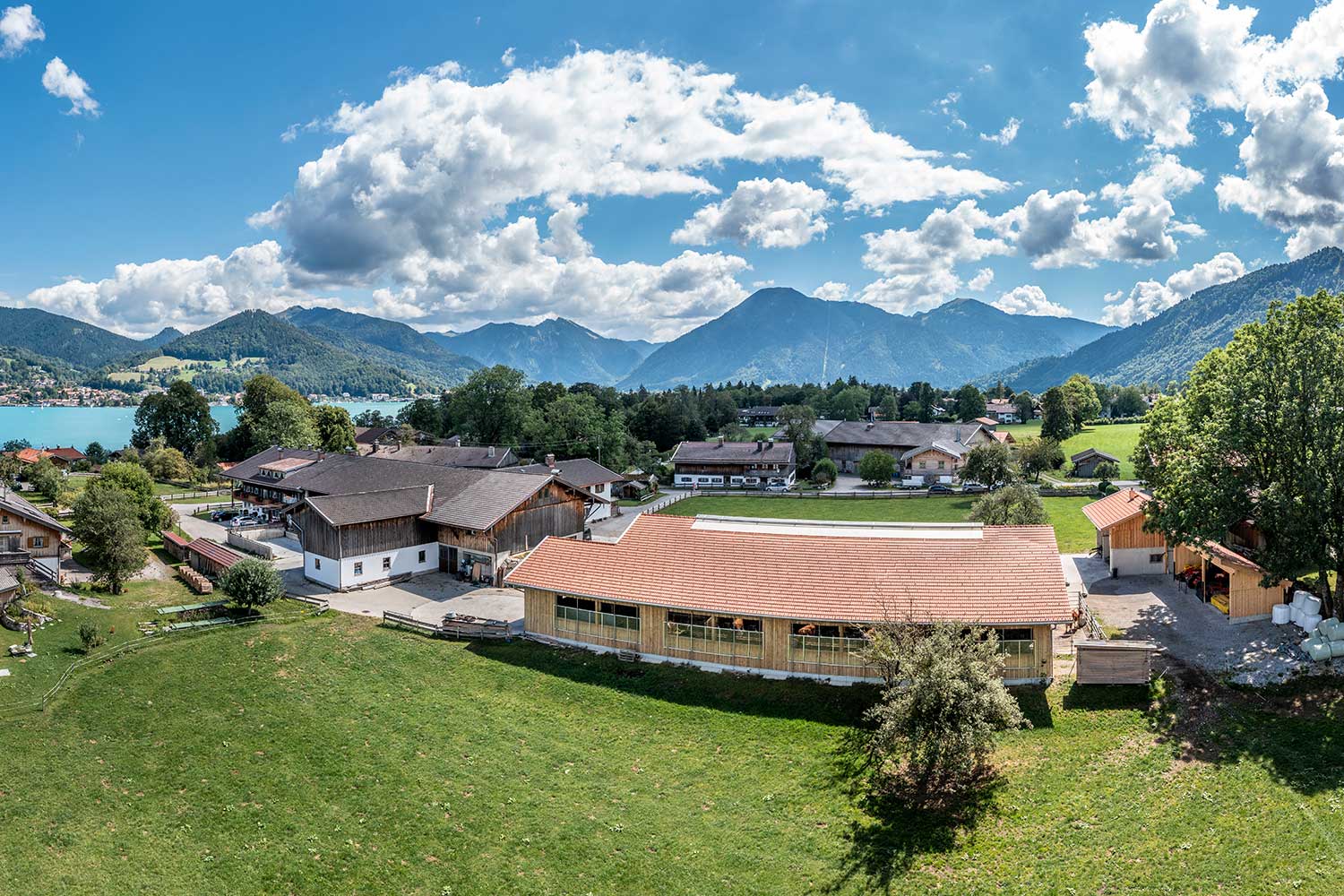 laufstall und bauernhaus am tegernsee von oben