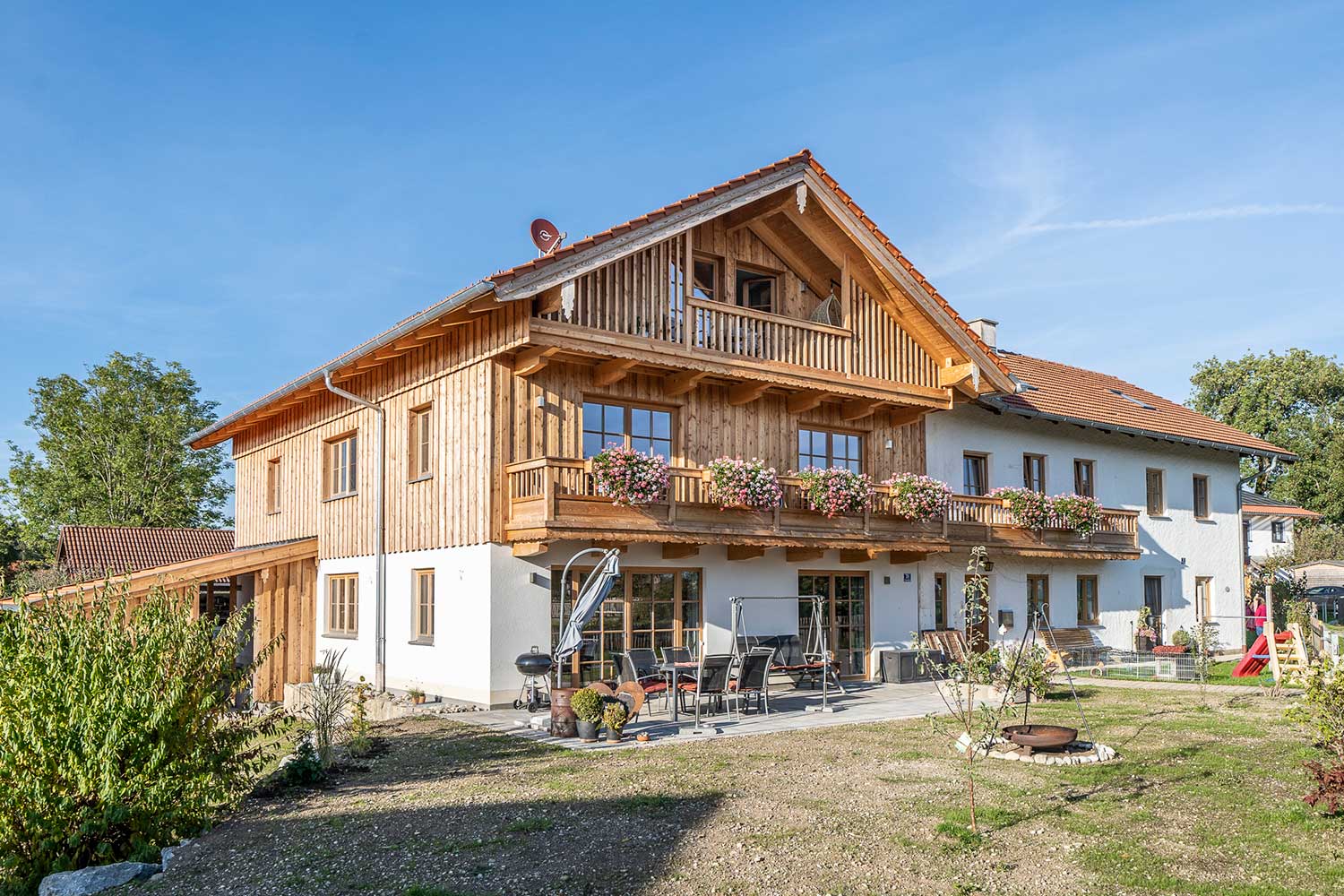 Neubau mit Holzbalkon und Terrasse und Garten