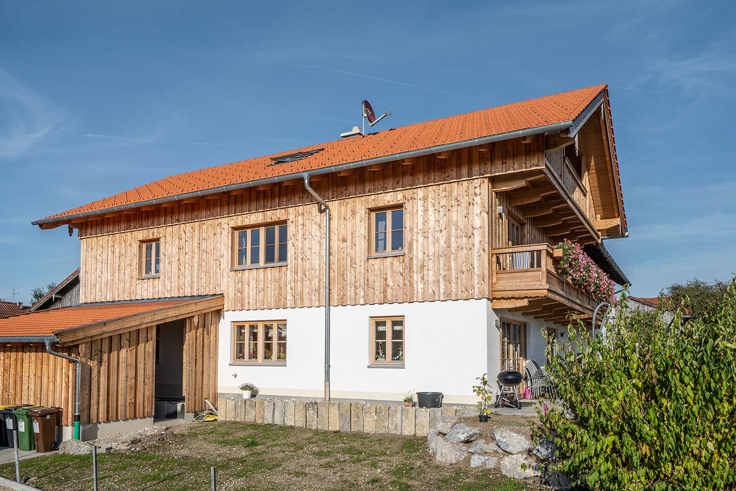Einfamilienhaus mit Holzverschlag und Garage