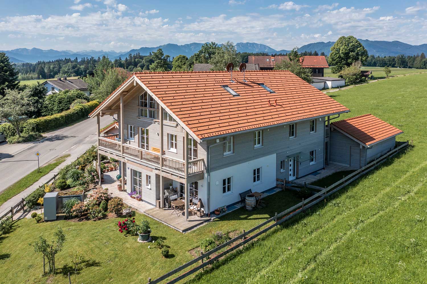Einfamilienhaus im Grünen mit Balkon und Holzverschlag