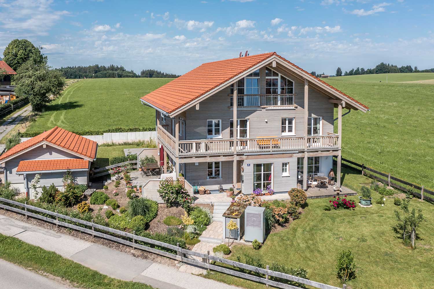 Einfamilienhaus mit angelegter Gartenanlage und Gartenhaus