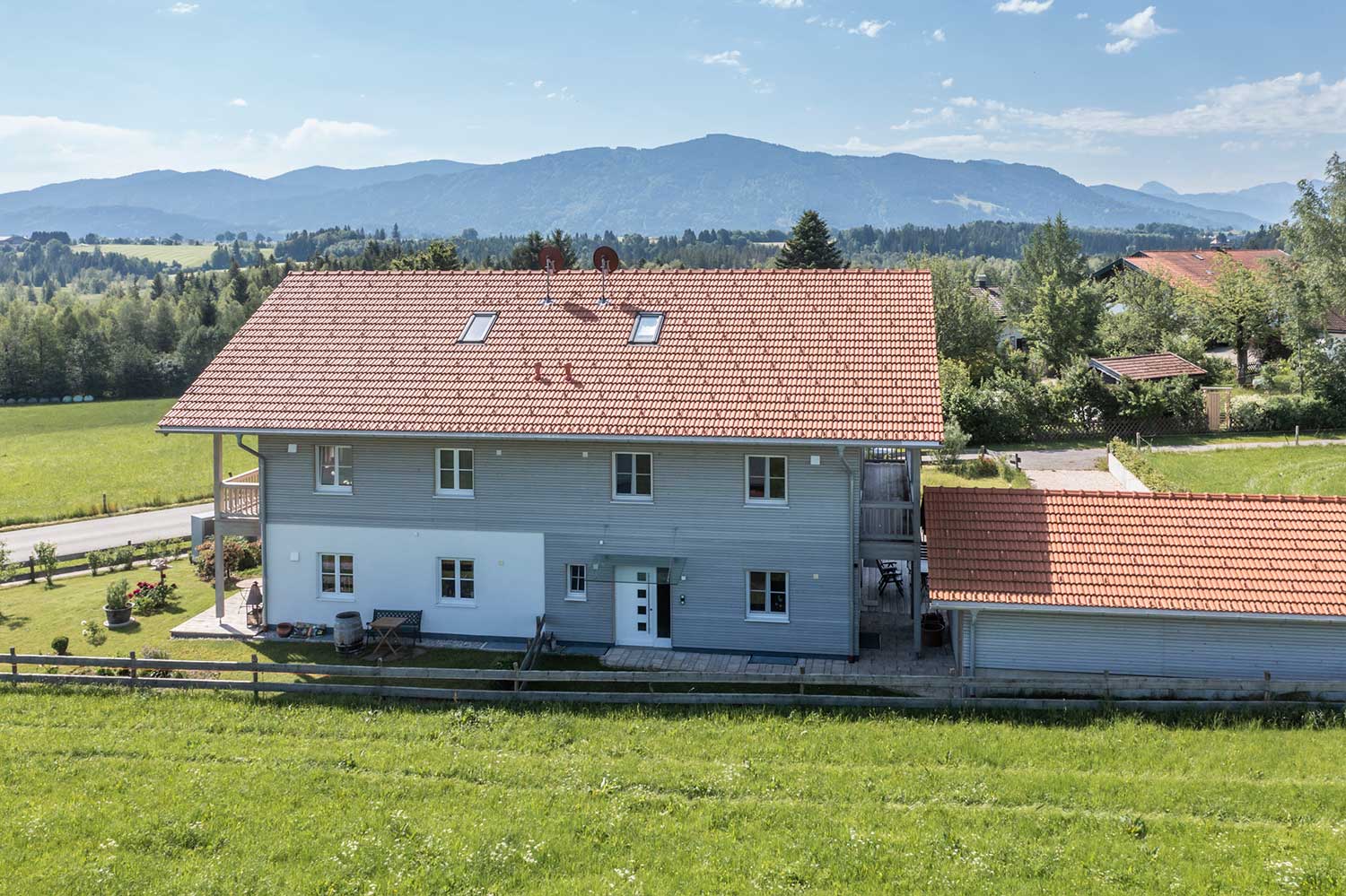 Einfamilienhaus mit Haustüre mit Holzverschlag im Grünen