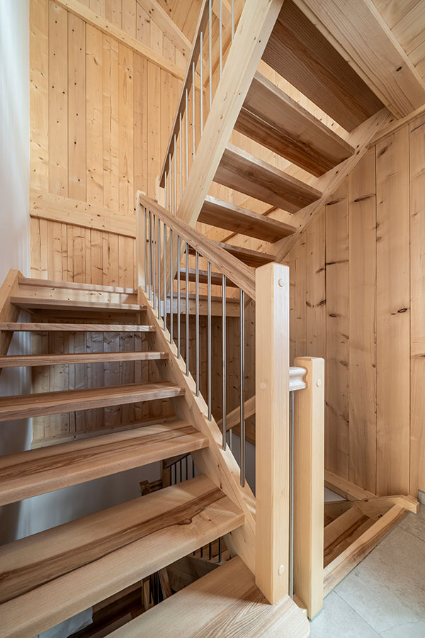Einfamilienhaus-leimfrei-gebaut-Treppenaufgang